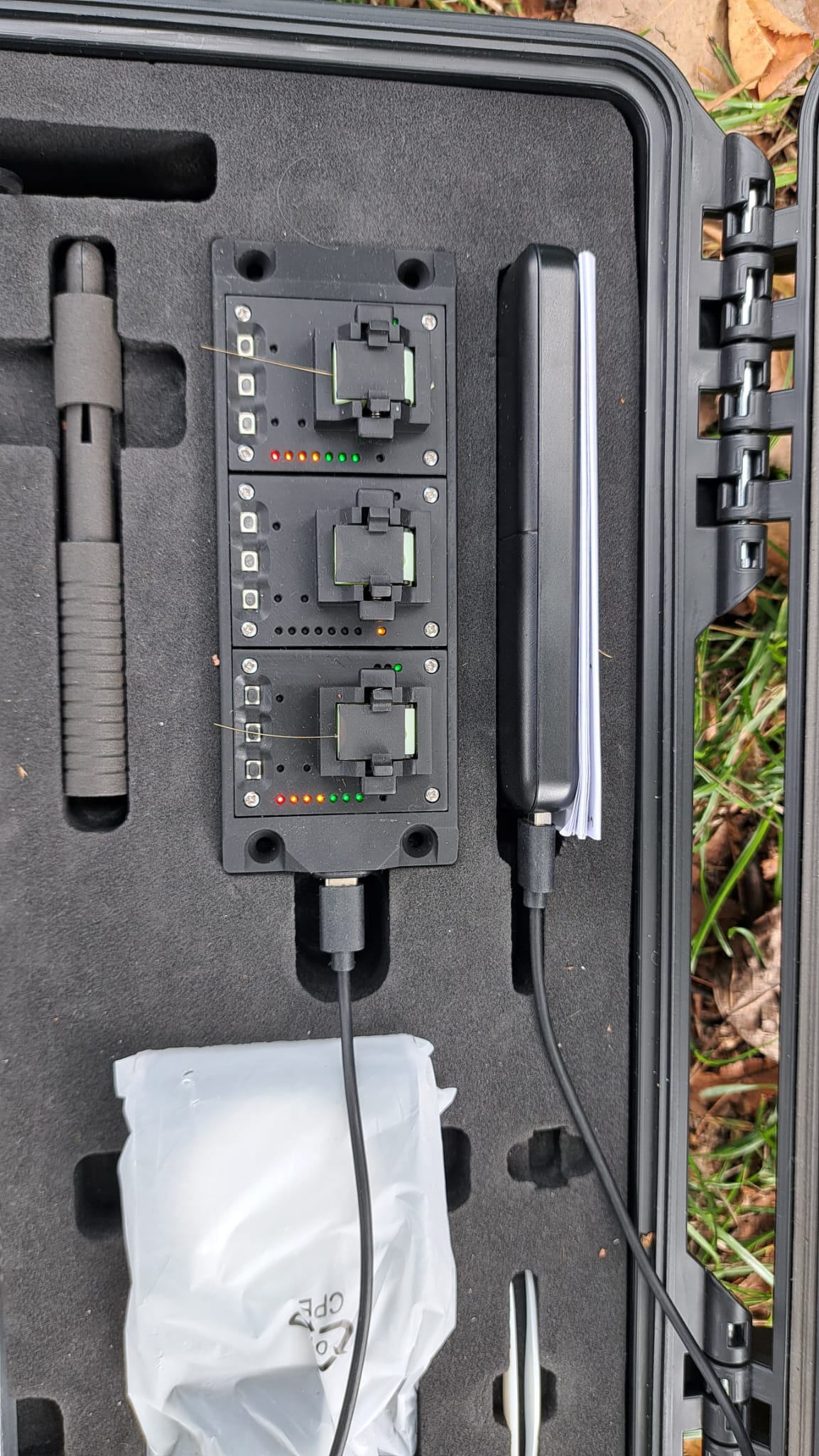 Oplaadstations en apparatuur van de zenderset in de koffer